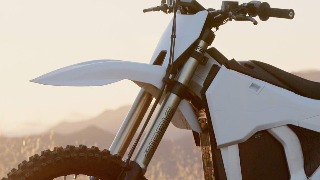 Motor trail listrik Bonnell 805 RX berwarna hitam dengan desain off-road tangguh.