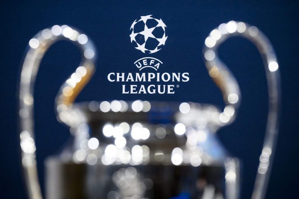Trofi Liga Champions dipajang dalam ajang kompetisi sepak bola Eropa.
