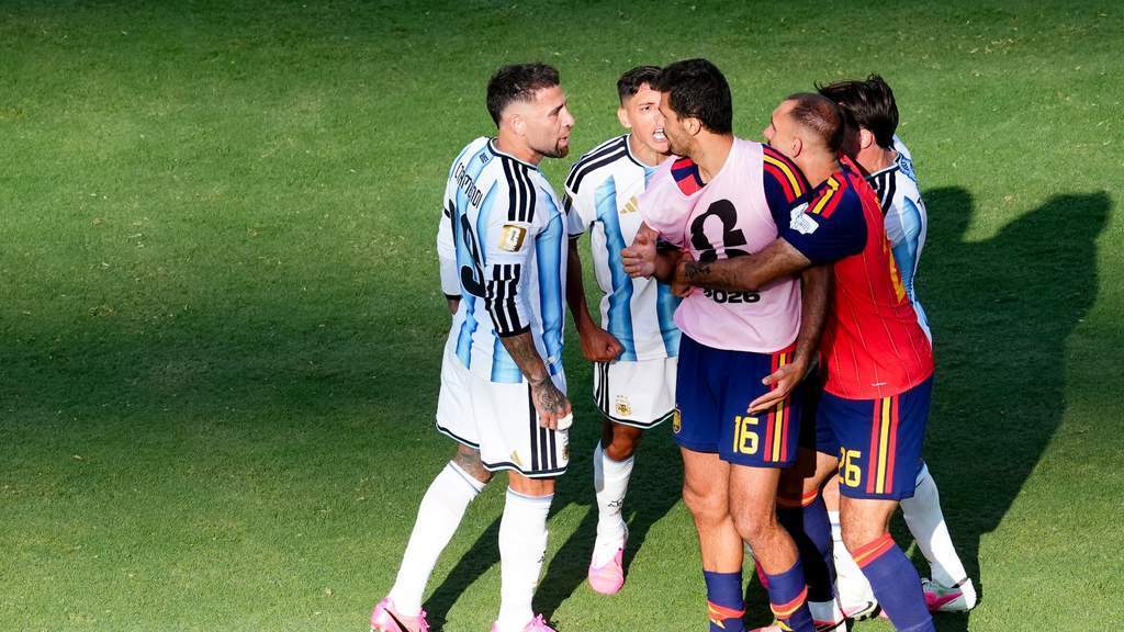 Bek Argentina Nicolas Otamendi berseteru dengan gelandang Spanyol Rodri setelah final Piala Dunia 2026
