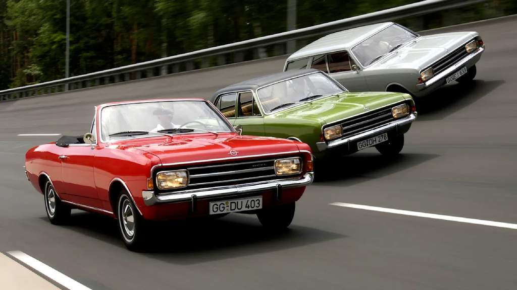 Une berline classique Opel Rekord garée au bord de la route