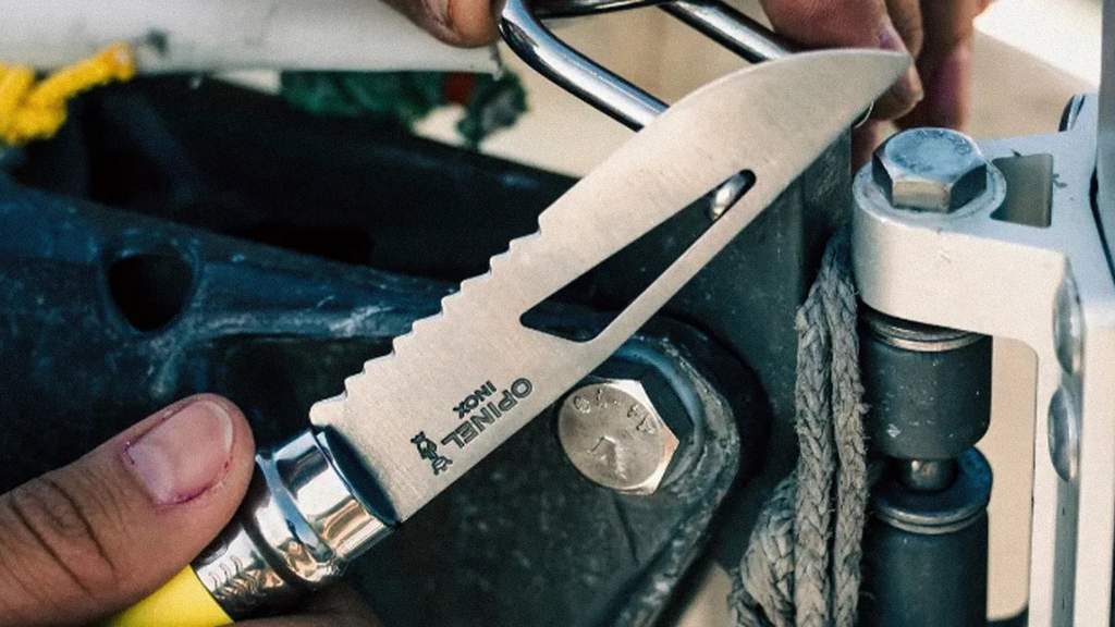 Pisau lipat Opinel No.09 Ocean dengan bilah baja tahan karat dan gagang fiberglass.