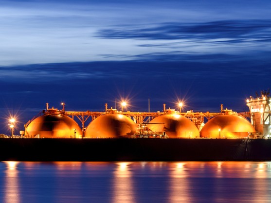 Kapal tanker pengangkut liquefied natural gas atau LNG sedang berlayar di laut.