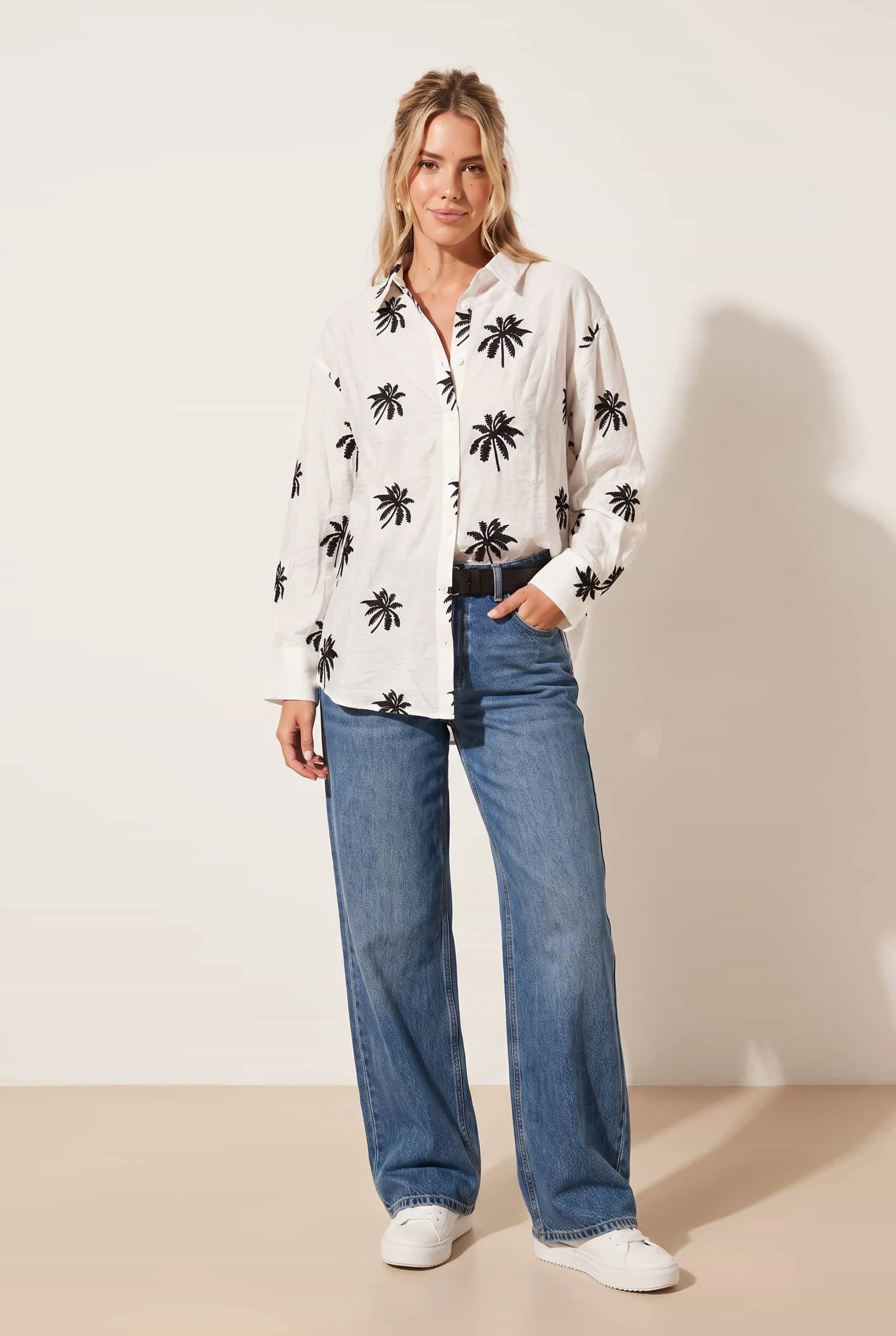 Palm Embroidered Shirt White warna putih dengan motif daun palem dari Joy368