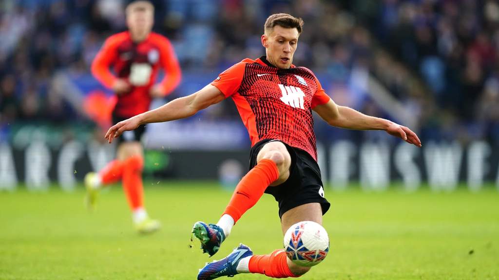 Krystian Bielik pemain Cardiff City FC di lapangan hijau.