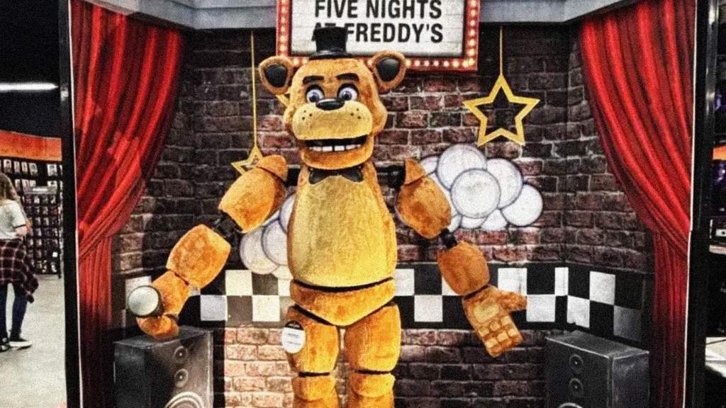Animatronik Freddy Fazbear berukuran penuh berdiri di atas panggung replika untuk dekorasi Halloween