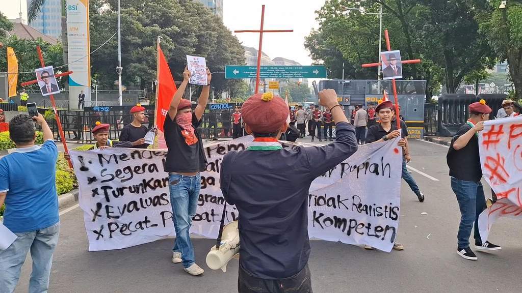 Ratusan personel gabungan bersiaga mengamankan titik aksi unjuk rasa di Senen dan Gambir Jakarta Pusat