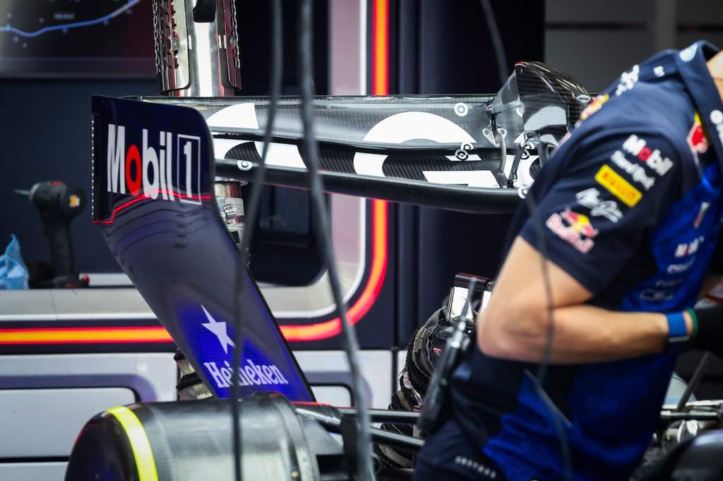 La monoplace Red Bull de Max Verstappen dans les stands du circuit de Spa-Francorchamps