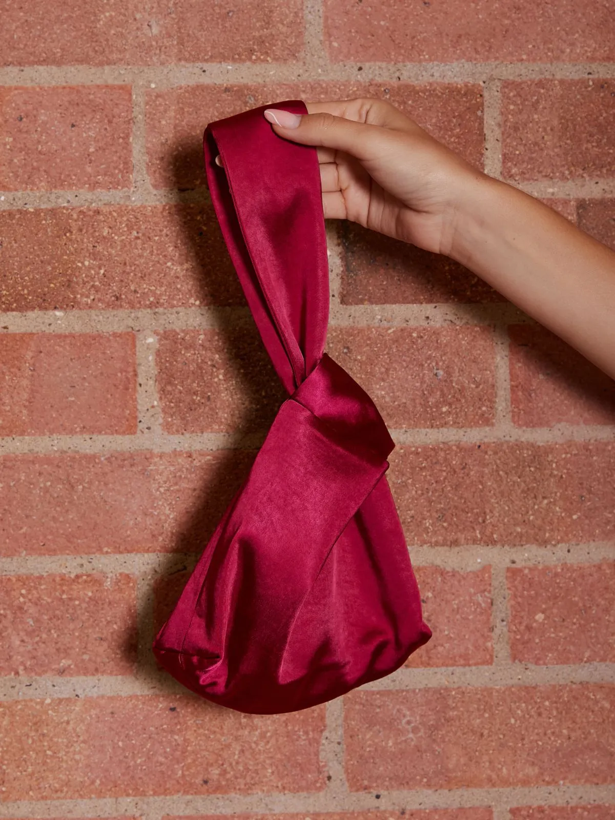 Satin Bridesmaids Pouch Bag Claret warna merah mengkilap dari koleksi Joy368
