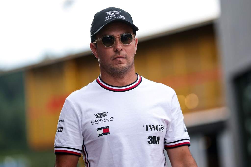 Sergio Pérez au volant de sa monoplace Cadillac lors d'un Grand Prix de Formule 1.