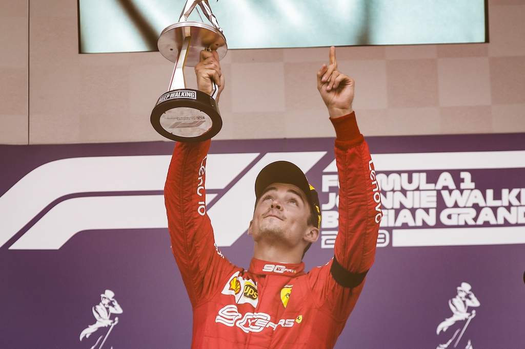 Charles Leclerc célèbre sa première victoire en Formule 1 sur le circuit de Spa-Francorchamps en 2019.