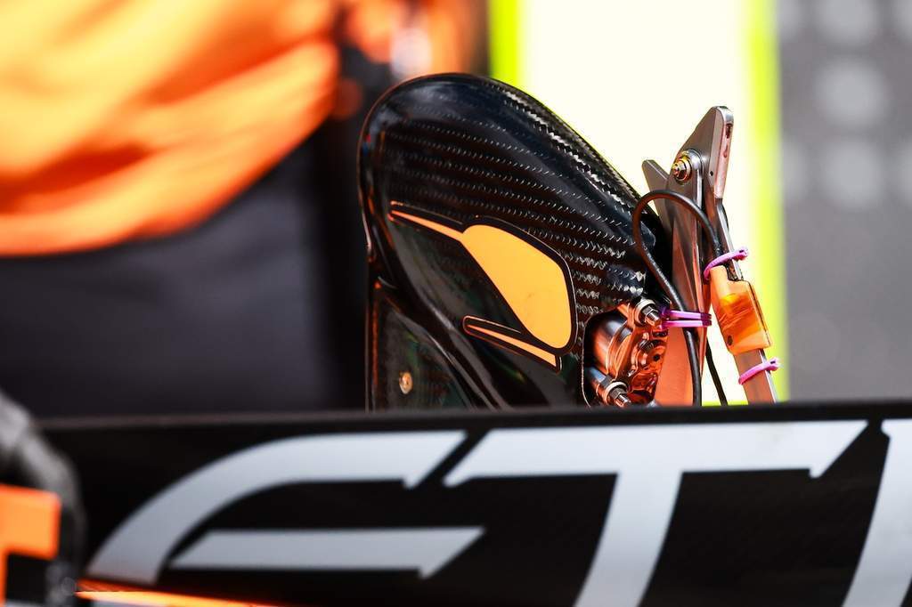 Monoplace de Formule 1 McLaren en piste sur le circuit de Zandvoort pour les essais libres.