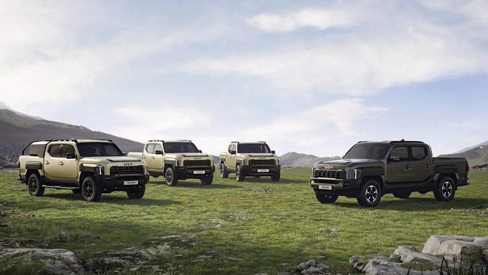 Tiga truk pikap besar Chevrolet Silverado, Ford F-150, dan Ram terparkir sejajar di area terbuka
