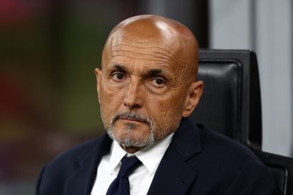 Luciano Spalletti mengawasi sesi latihan Juventus di stadion.