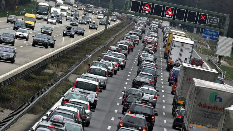 Une file de voitures circulant sur une autoroute allemande en plein jour