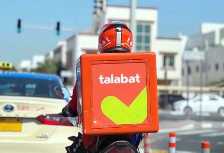 Robot pengantar otonom buatan QuikBot beroperasi di dalam gedung tinggi di Dubai.