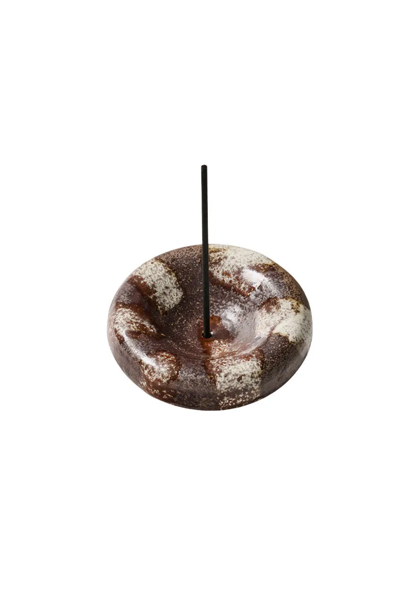 The Vessel Holder Chocolate ceramic dari koleksi Joy368 dengan detail permukaan bergaris
