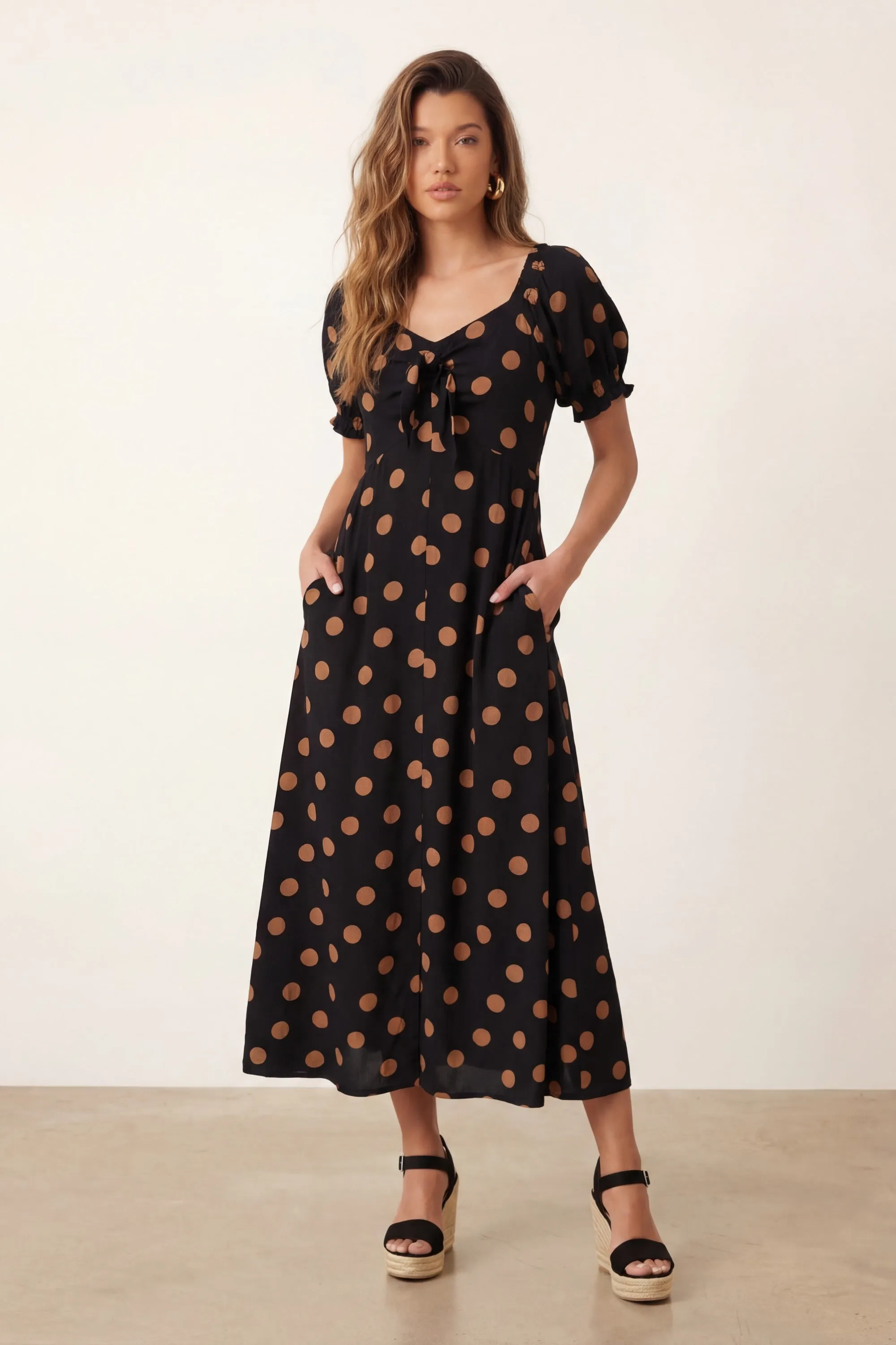 Tie Front Spot Dress hitam polka dot elegan dari koleksi Joy368