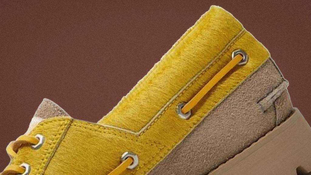 Sepatu Timberland x Randomevent 3-Eye Classic Lug bermaterial suede dan hair-on leather.