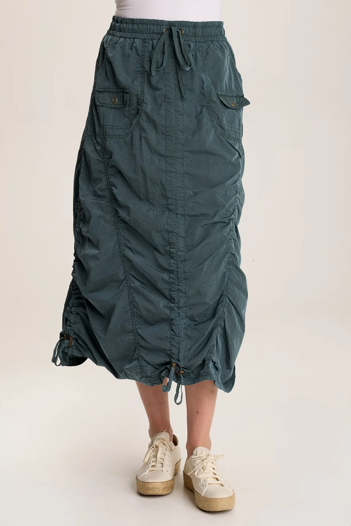 Panduan gaya busana athleisure dan tips styling midi skirt untuk sehari-hari