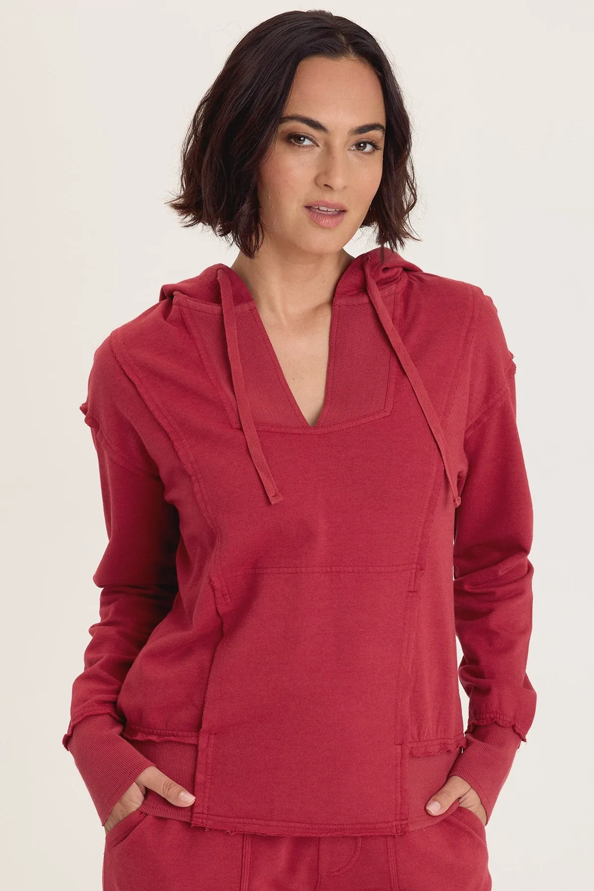Panduan gaya padu padan hoodie casual untuk penampilan sehari-hari yang stylish