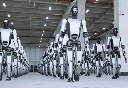 Robot humanoid buatan UBTech yang beroperasi di lingkungan industri.