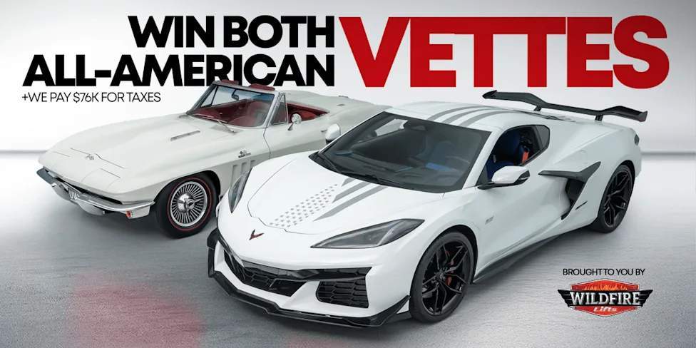 Dua mobil Chevrolet Corvette berwarna putih terparkir bersama di dalam garasi modern